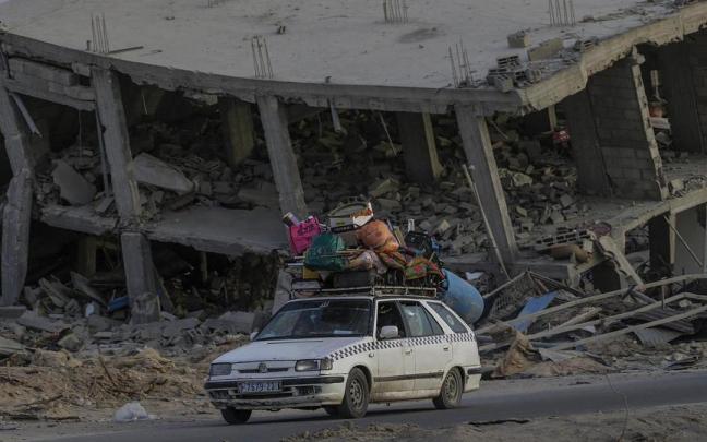 Desplazados gazatíes abandonan Rafah.