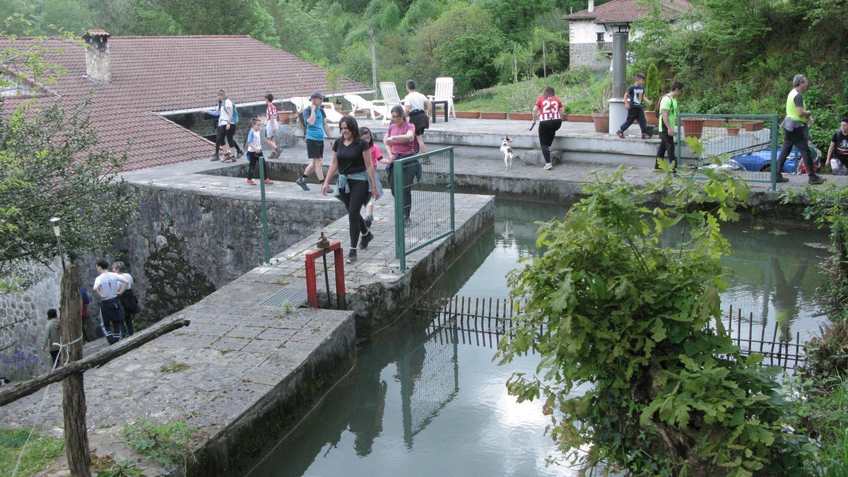 Participantes en anteriores ediciones de la marcha visitando las diferentes dependencias del molino de Ibargutxi.