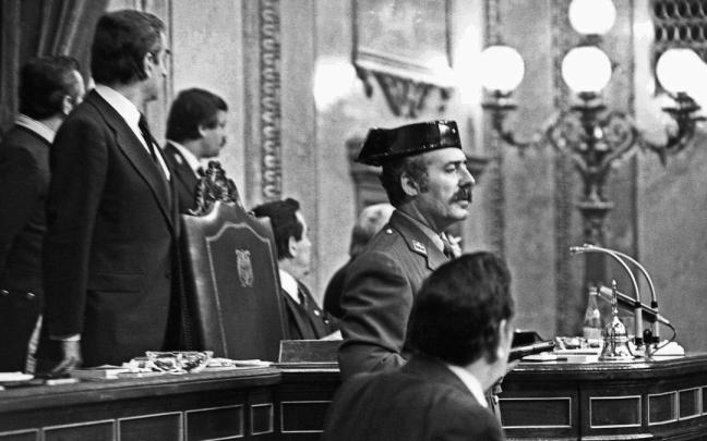 El teniente coronel de la Guardia Civil, Antonio Tejero, accede al Congreso de los Diputados durante la segunda votación de investidura de Leopoldo Calvo Sotelo como presidente del Gobierno.