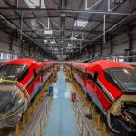 Dos trenes de la japonesa Hitachi, popularmente conocidos como 'flecha roja'