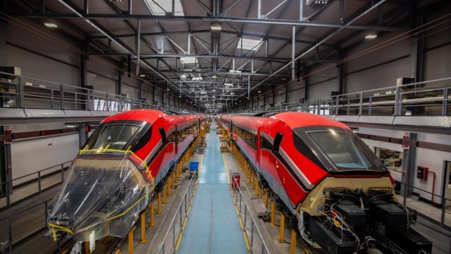 Dos trenes de la japonesa Hitachi, popularmente conocidos como 'flecha roja'