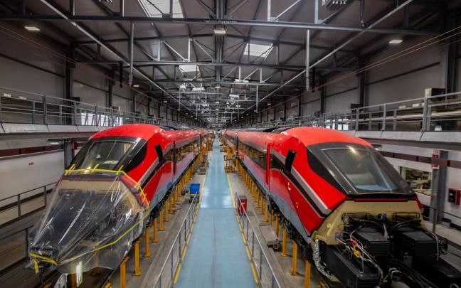 Dos trenes de la japonesa Hitachi, popularmente conocidos como 'flecha roja'