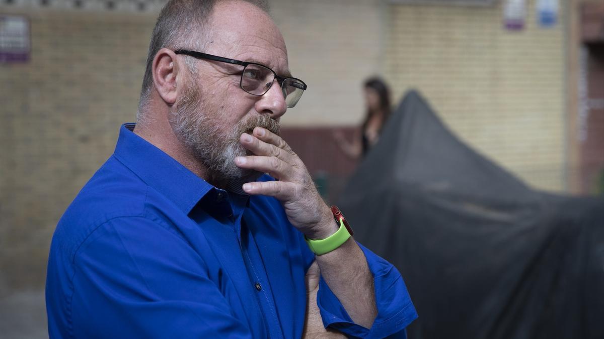 El padre de Marta, Antonio del Castillo ante la puerta de su domicilio.