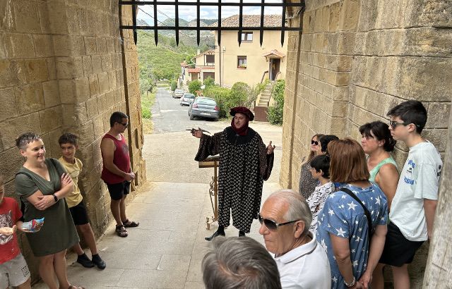 Público en la visita teatralizada de Salinillas de Buradón
