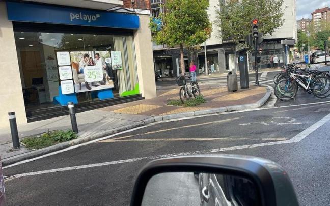 Cruce entre las calles Canciller Ayala y Los Herrán en Vitoria Cruce entre las calles Canciller Ayala y Los Herrán en Vitoria