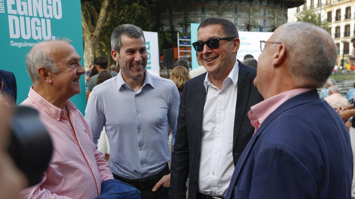 De izquierda a derecha, Iñaki Ruiz de Pinedo, Arkaitz Rodríguez, Arnaldo Otegi y Juan Karlos Izagirre, ayer en el acto de Donostia.