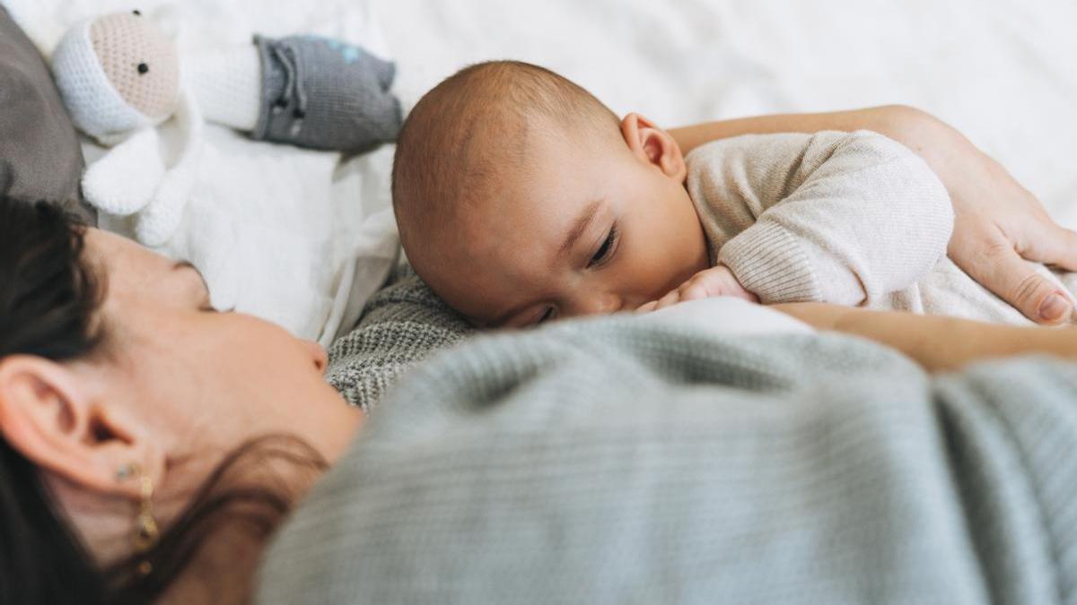 Madre dando el pecho a su bebé antes de dormir.