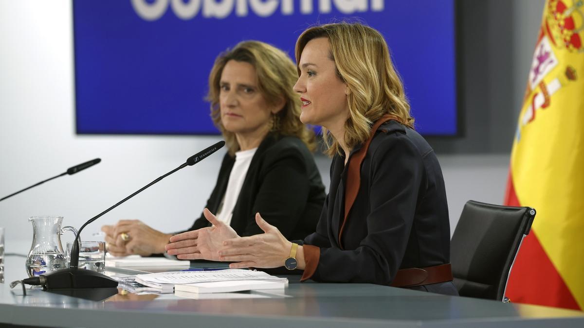 La portavoz del Gobierno, Pilar Alegría, junto a la vicepresidenta tercera, Teresa Ribera.