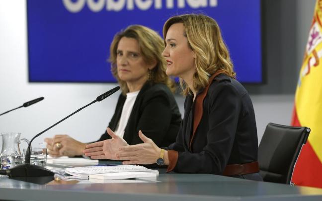 La portavoz del Gobierno, Pilar Alegría, junto a la vicepresidenta tercera, Teresa Ribera.