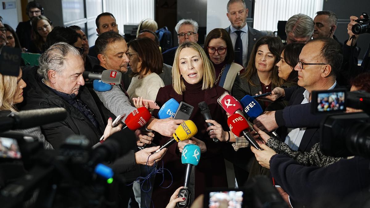 María Guardiola atiende a los medios en Navalmoral de la Mata (Cáceres).
