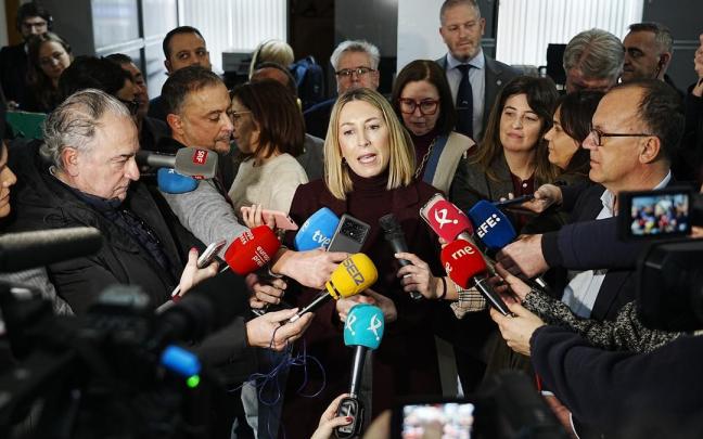 María Guardiola atiende a los medios en Navalmoral de la Mata (Cáceres).