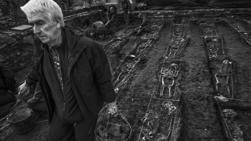 Las imágenes, en blanco y negro, reflejan procesos de exhumación de fosas comunes