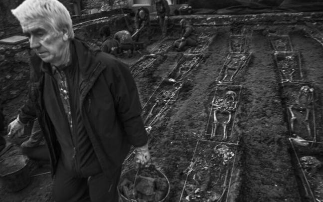 Las imágenes, en blanco y negro, reflejan procesos de exhumación de fosas comunes