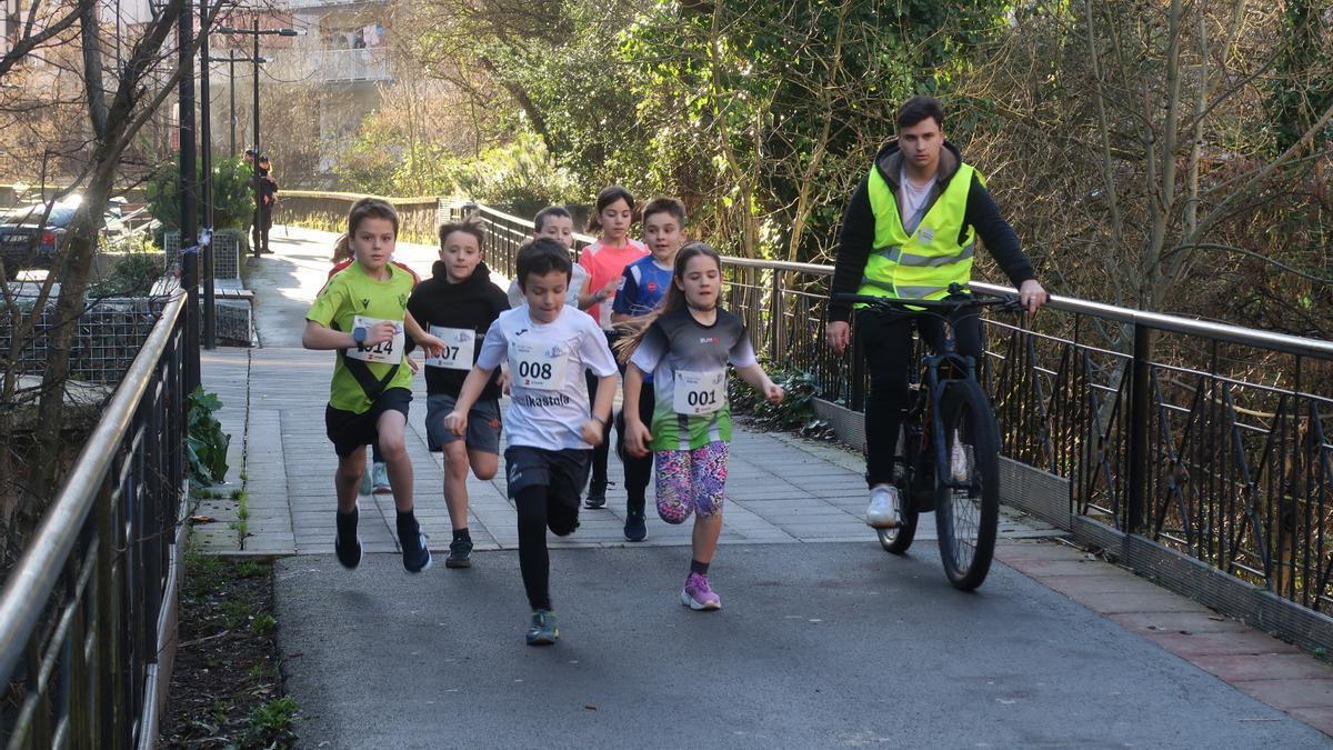 Niños corriendo por trazado del tren del Urola, ahora bidegorri.