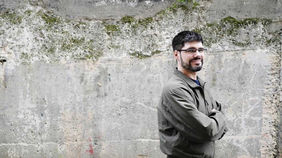 Lander Martínez, fotografiado en una calle de Bilbao durante la entrevista.