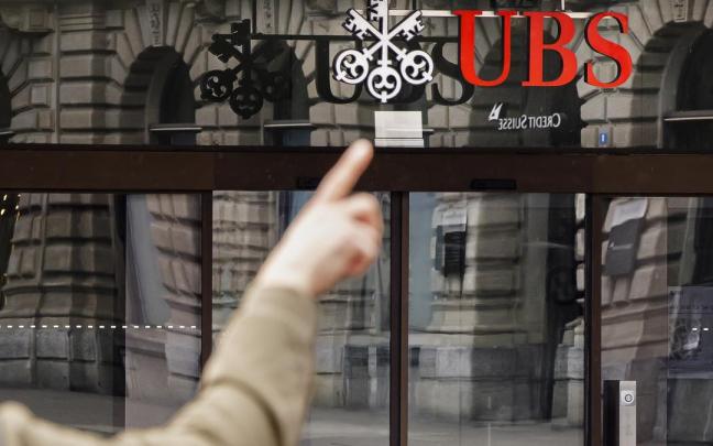UBS pactó la compra de Credit Suisse por 2.000 millones de dólares.