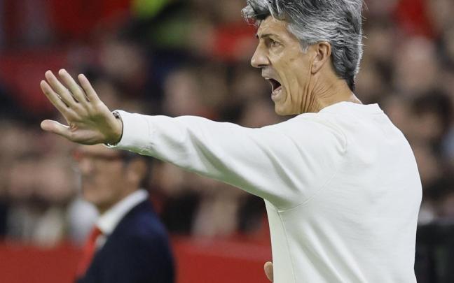 Imanol Alguacil, en la banda del Sánchez-Pizjuán durante el partido. / JOSE MANUEL VIDAL