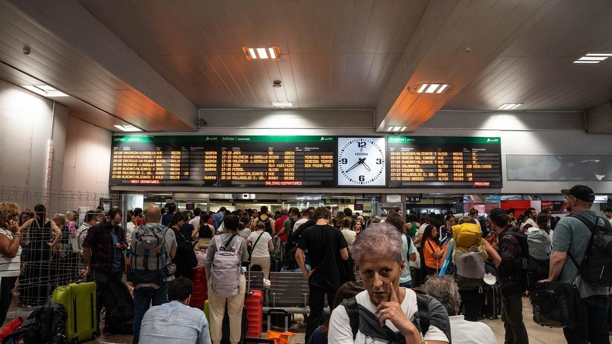 Decenas de viajeros esperan en la estación madrileña de Chamartín debido a la suspensión de la circulación de trenes de alta velocidad por la avería.
