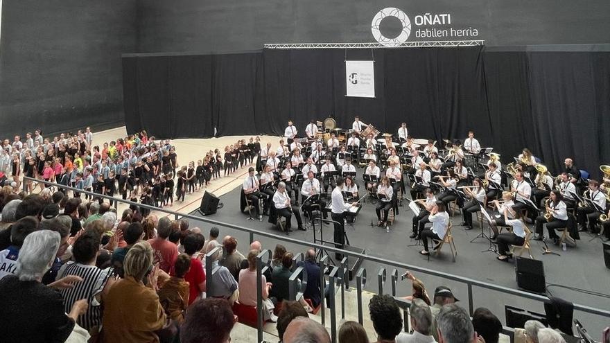 La banda de música y las gimnastas del Aloña en el concierto que ofrecieron la pasada temporada de OMB.