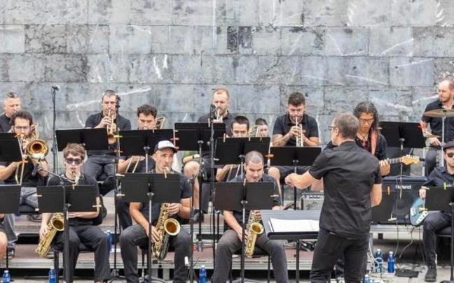 La Big Band de Arrasate Musikal durante el concierto ofrecido dentro de la programación del Big Band Eguna.