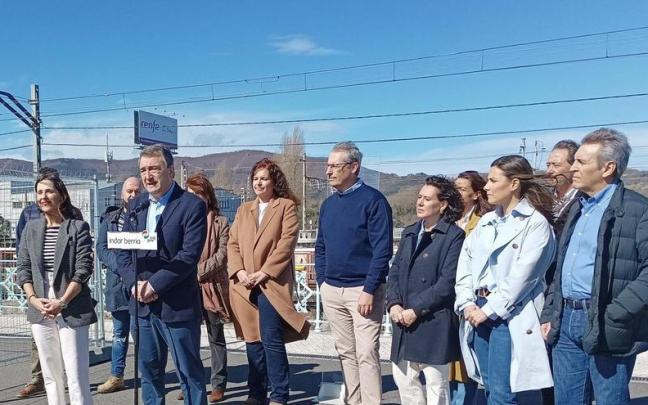 El portavoz del PNV en el Congreso, Aitor Esteban, junto a candidatos y representantes jeltzales en Irun.