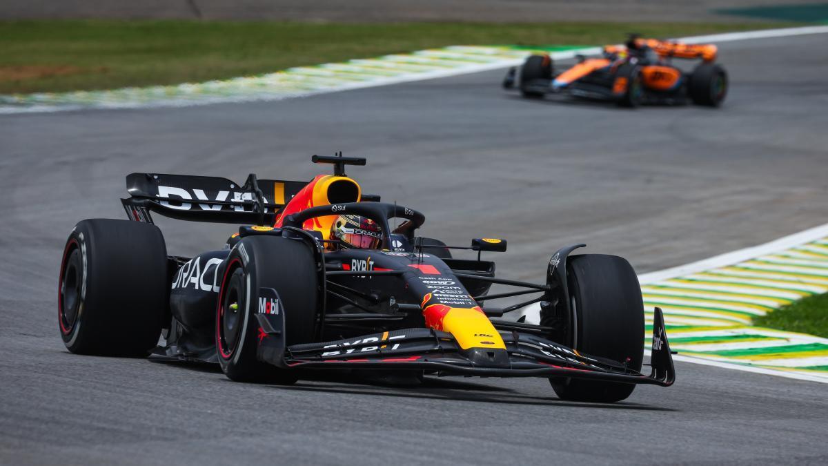 Max Verstappen conduce su monoplaza en Interlagos.