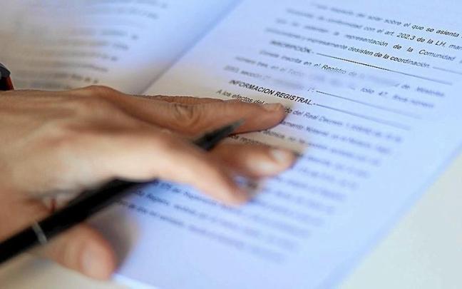 Una persona lee la escritura de compraventa de una vivienda. | FOTO: E.P. Una persona lee la escritura de compraventa de una vivienda. | FOTO: E.P.
