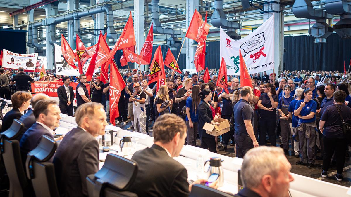 Trabajadores de Volkswagen se manifestaban ante los ejecutivos del grupo, el pasado 4 de septiembre, en la planta central de Wolfsburgo contra los recortes que plantea la dirección empresarial.