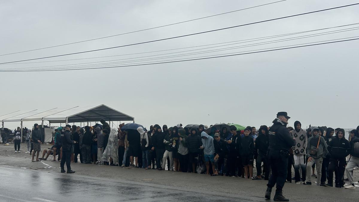 Varios migrantes esperan a ser trasladados en la explanada del Guano, a 6 de octubre de 2026, en Ceuta.