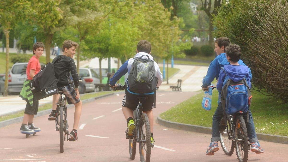 Jóvenes zarauztarras andando en bicicleta por el bidegorri.