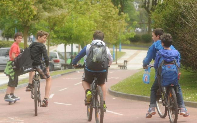 Jóvenes zarauztarras andando en bicicleta por el bidegorri.