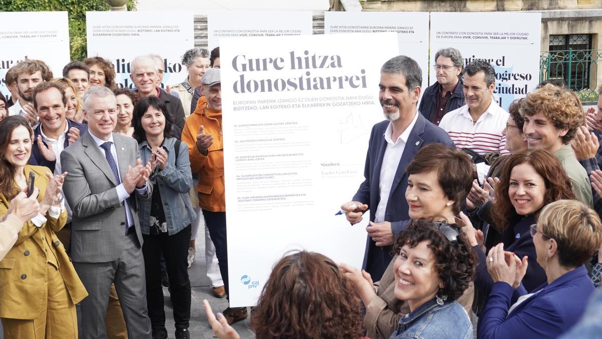 El lehendakari, Iñigo Urkullu, y el alcalde y candidato del PNV a la reelección en Donostia, Eneko Goia.