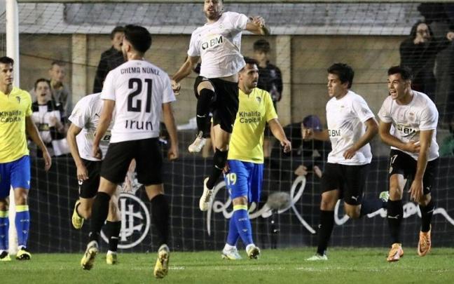 Los jugadores del Real Unión celebran uno de los tres goles que marcaron al Cádiz el domingo pasado en Gal, en el enfrentamiento de Copa. Javier Colmenero Los jugadores del Real Unión celebran uno de los tres goles que marcaron al Cádiz el domingo pasado en Gal, en el enfrentamiento de Copa. Javier Colmenero