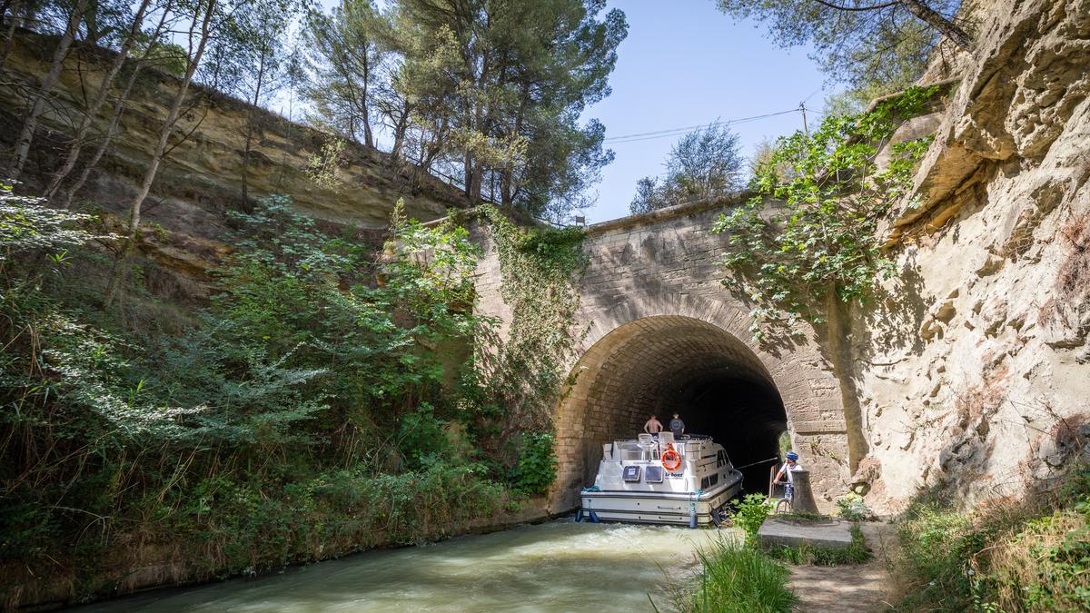 Atravesando uno de los túneles del recorrido.