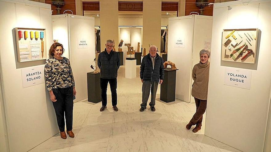 Los cuatro artistas junto a algunas de las obras. | FOTOS: JORGE MUÑOZ