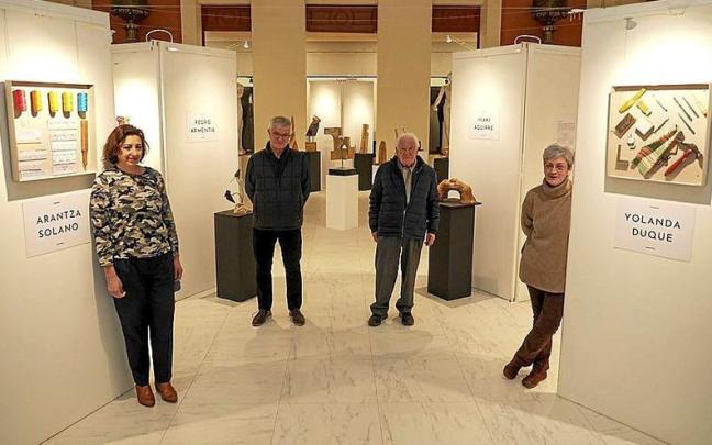 Los cuatro artistas junto a algunas de las obras. | FOTOS: JORGE MUÑOZ