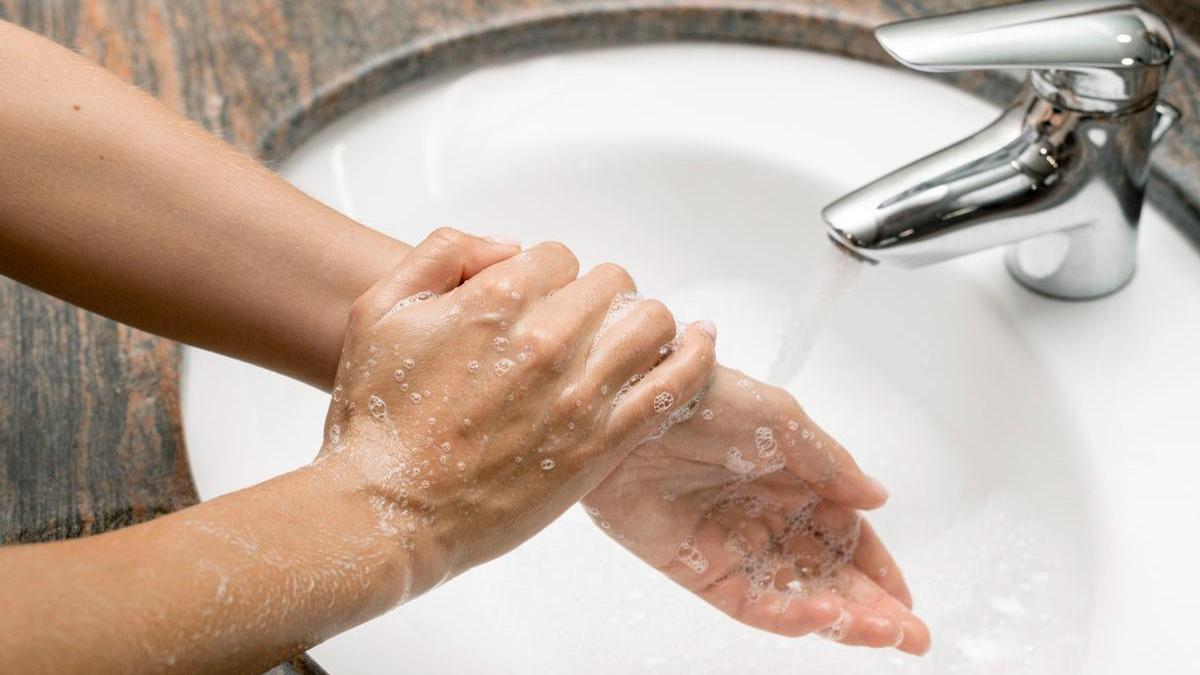 Mujer lavándose las manos