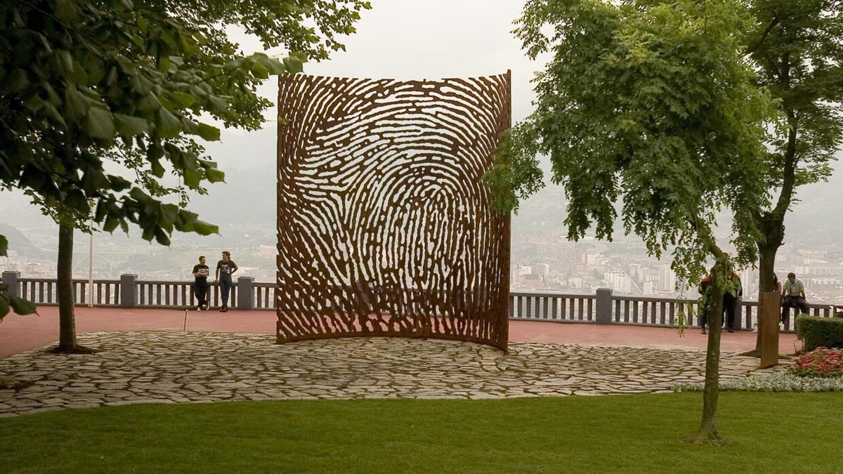 Una escultura honra la memoria de los combatientes vascos en la Guerra Civil en Artxanda