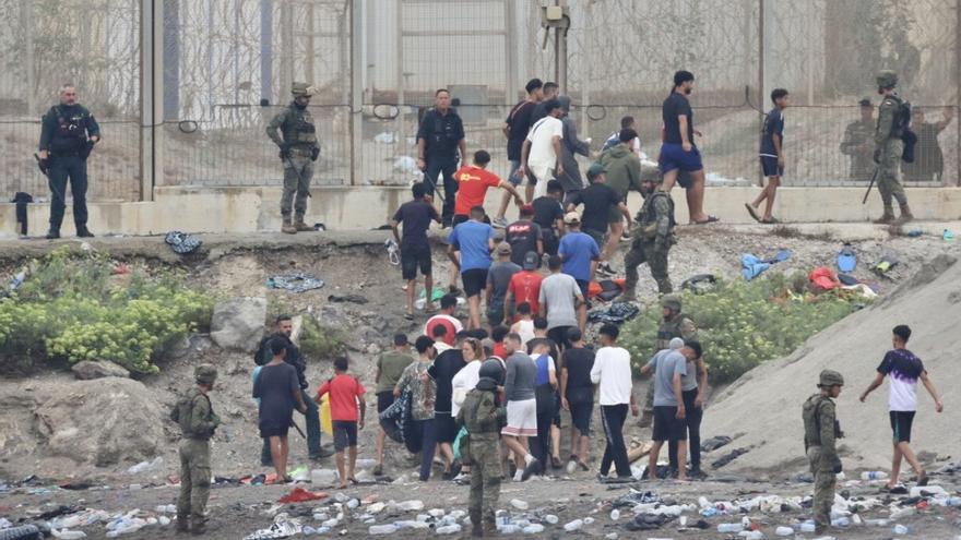 Crisis migratoria en Ceuta: cientos de inmigrantes llegan a nado a la ciudad autónoma