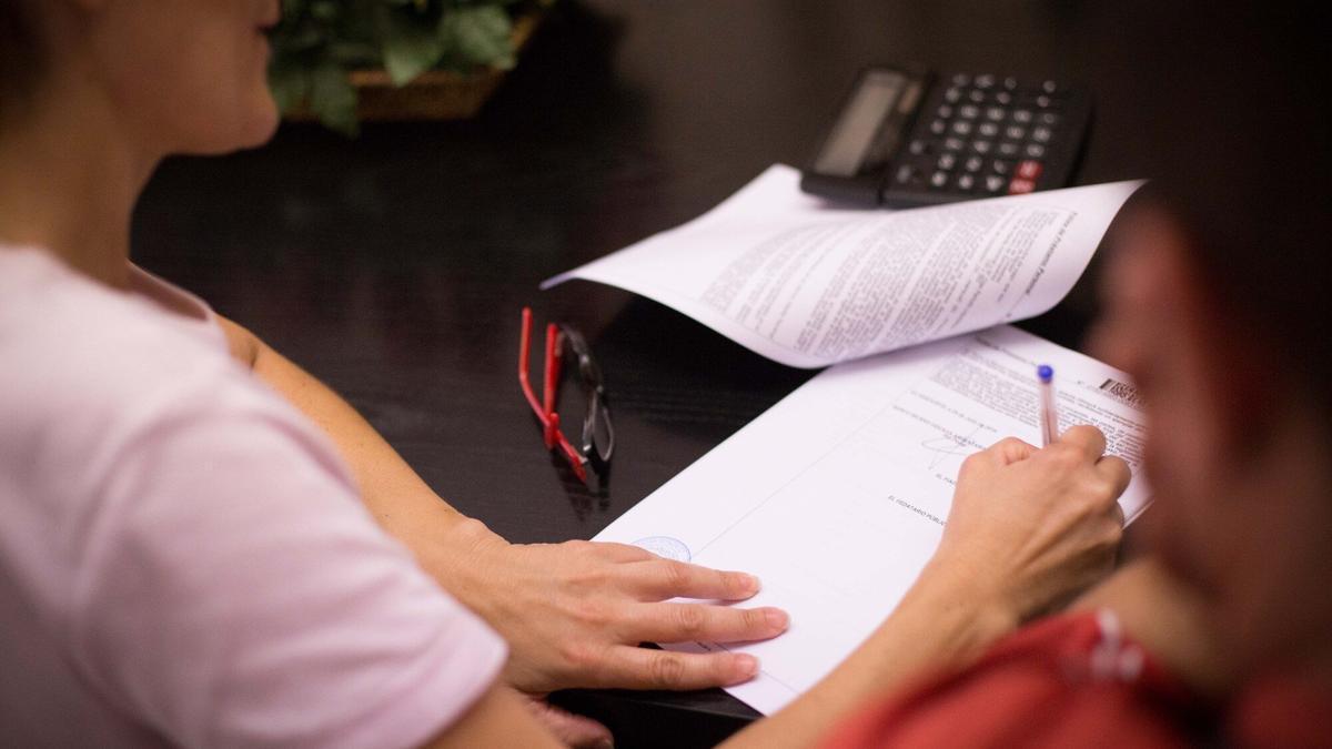 Firma de un testamento en una notaría vizcaina, donde cada vez acuden personas más jóvenes para proceder a este trámite