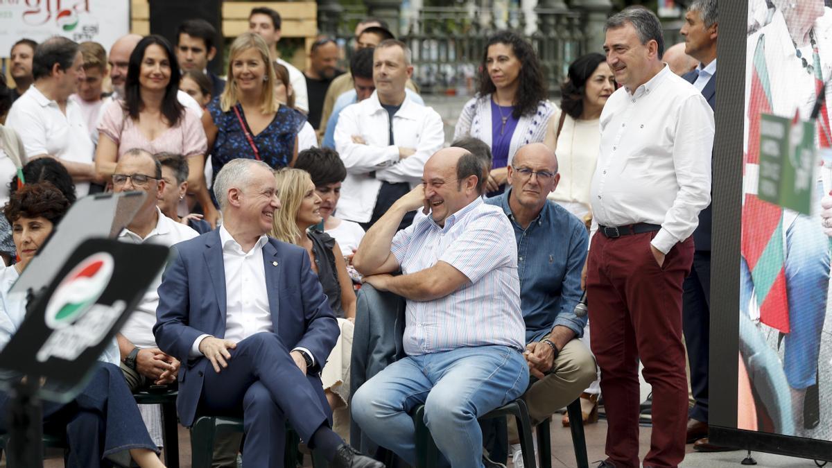 El lehendakari, Iñigo Urkullu, con el presidente del EBB, Andoni Ortuzar, y el candidato al Congreso, Aitor Esteban