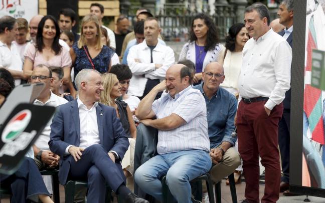 El lehendakari, Iñigo Urkullu, con el presidente del EBB, Andoni Ortuzar, y el candidato al Congreso, Aitor Esteban