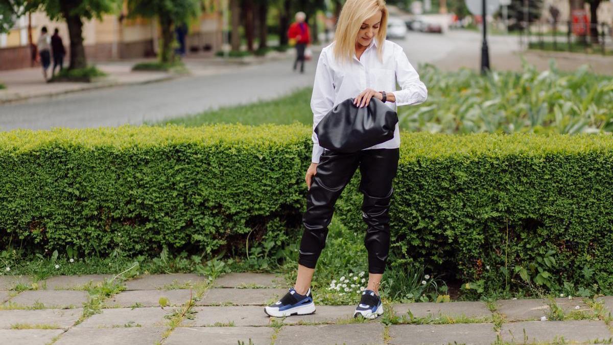 Mujer con zapatillas cómodas sin renunciar al estilo