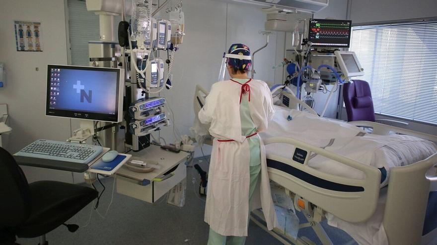 Enfermera en una de las UCI del Hospital Universitario de Navarra (HUN)