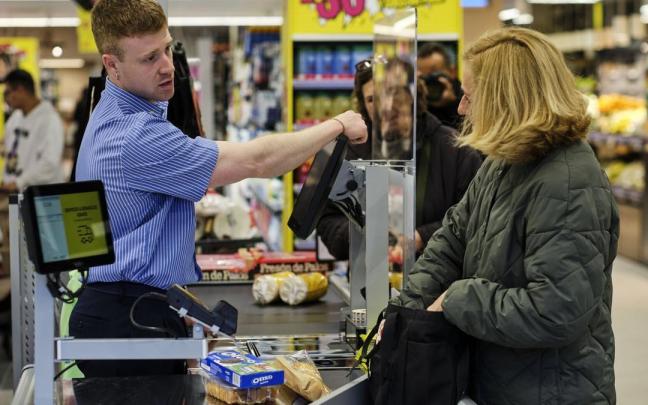 Una mujer realiza la compra en el supermercado