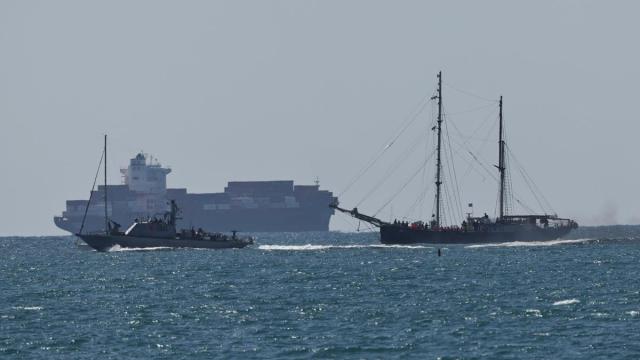 Uno de los barcos de la Global Sumud Flotilla, interceptado por la marina israelí