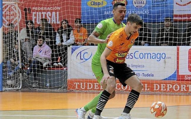 David García trata de proteger el esférico ante la presión rival.