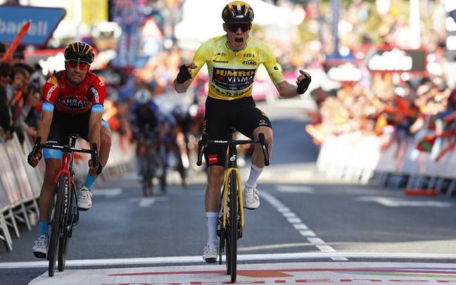 Vingegaard celebra la victoria en Santurtzi por delante de Landa.