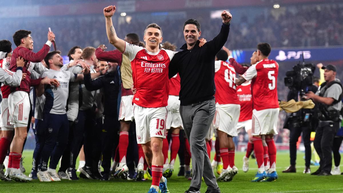 Mikel Arteta celebra junto a Leandro Trossard el avance del Arsenal en la Champions League.