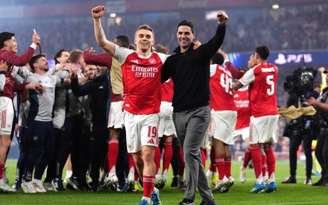 Mikel Arteta celebra junto a Leandro Trossard el avance del Arsenal en la Champions League.